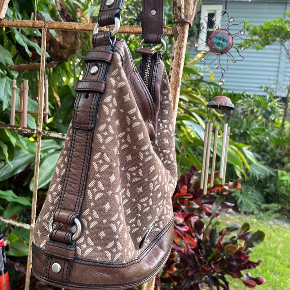 Fossil brown leather trimmed canvas signature buckle strap distressed bucket bag - Picture 2 of 12